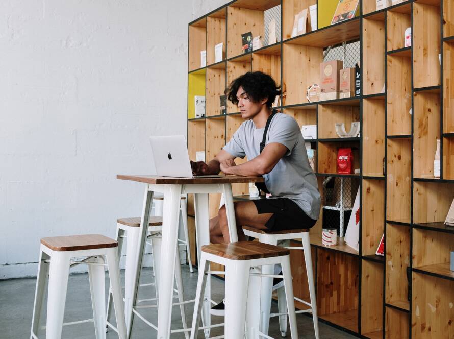 Post21 890x664